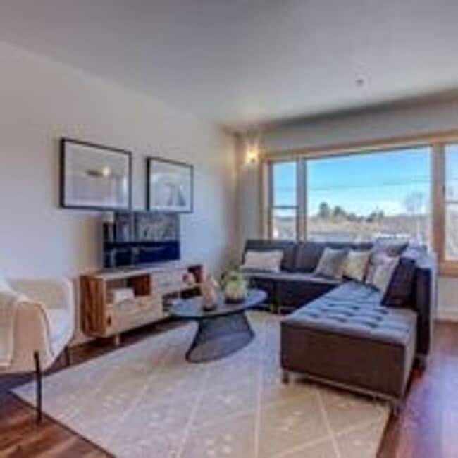 Building Photo - Luxury top floor 2bd in the heart of Sellw...