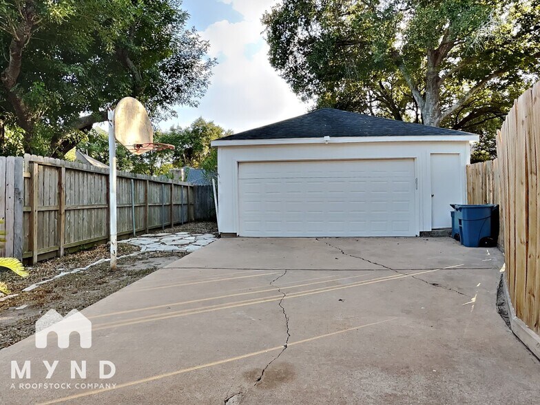 Building Photo - 22911 Garden Canyon Dr