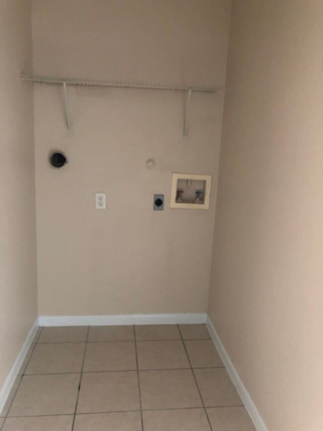 Building Photo - 7547 Windsor Oaks