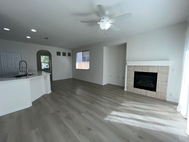 Building Photo - 3 Bed | 2 Bath | 1330SF | Tenant Pays $200...