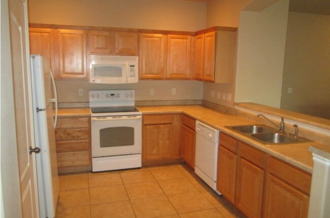 Building Photo - Great 2 bed, 2 bath town home in Lehi