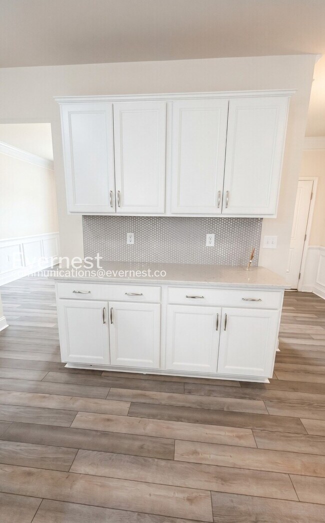 Building Photo - 5 Bed/3 Bath Home with Garage / Pet-Friendly / Available Now!