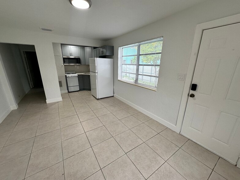 Building Photo - 2550 SW 9th St