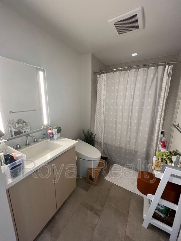 Building Photo - 1001 Queen St