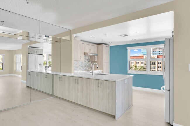 Building Photo - 405 N Ocean Blvd
