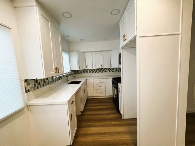 Building Photo - 13811 La Pat Pl