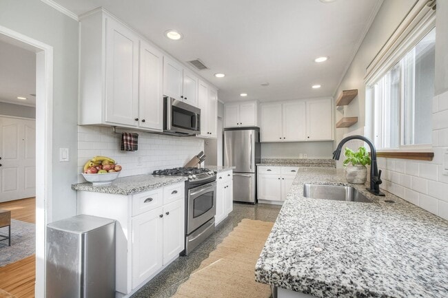 Building Photo - 3Bed/1Bath Charming Home in South Oceanside~ Moreno