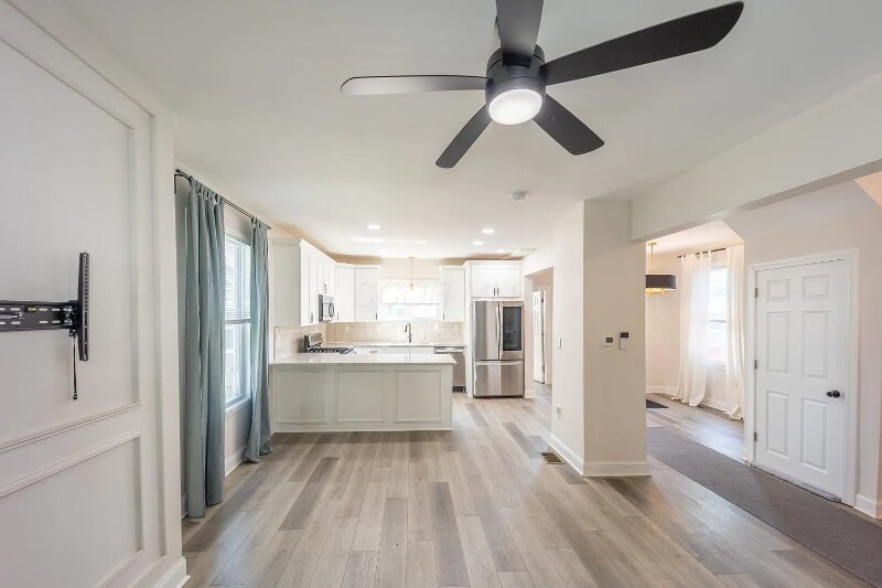 Building Photo - 582 Gilbert St