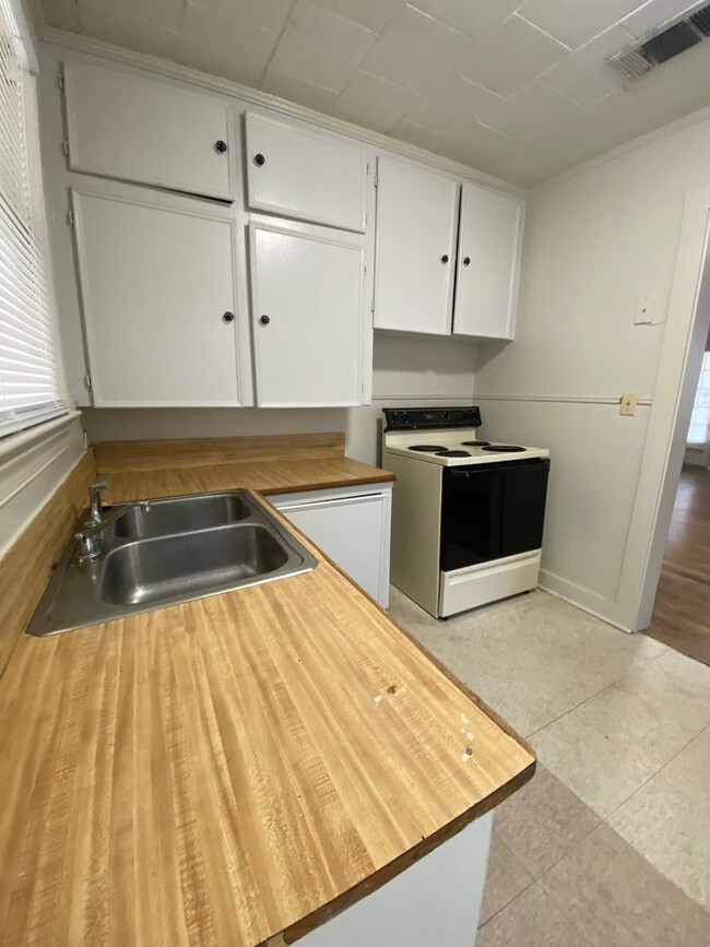 Building Photo - 115 Woodrow St