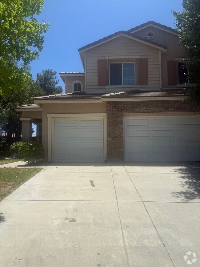 Building Photo - Spacious 4 bedroom 3 bath