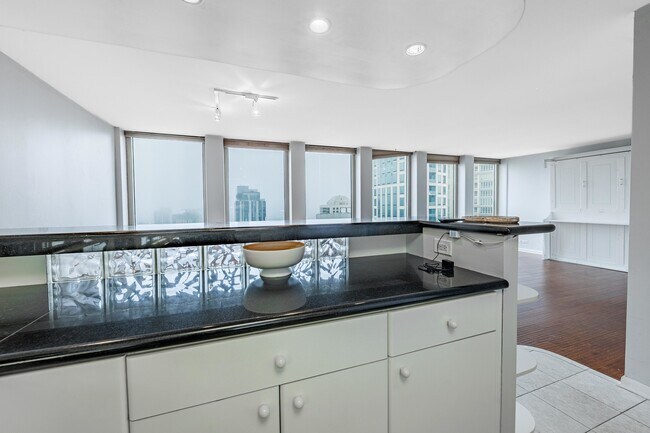 Building Photo - 111 E Chestnut St