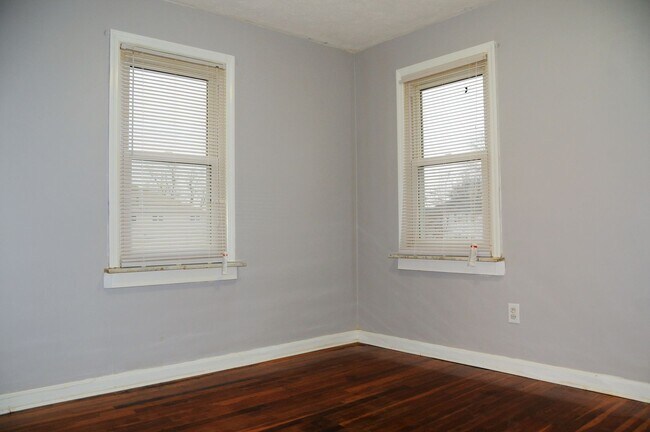 Building Photo - 926 S Harris Ave