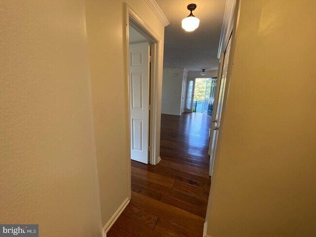 Building Photo - Inviting Townhome Living in Desirable Reston Community