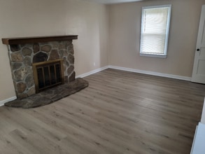 Building Photo - 807 Meadow Dr