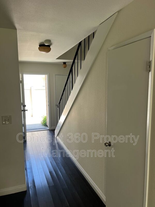 Building Photo - 13525 3/4-13524 Village Dr