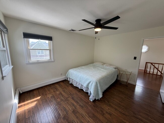 Building Photo - Spectacular 3 Bed/3 Bath Home in Long Beach!