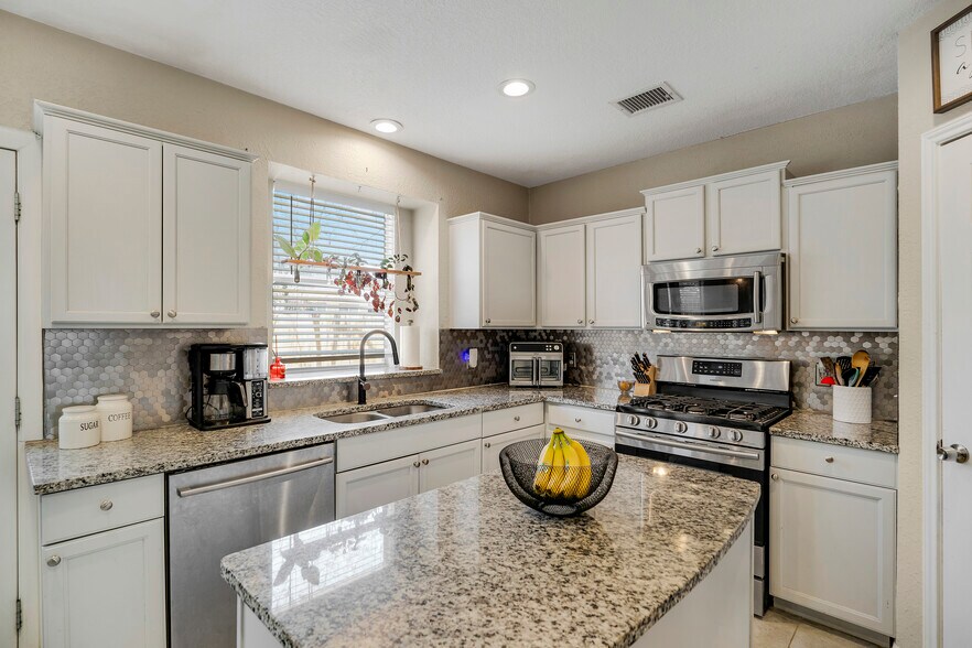 Building Photo - 10331 Mustang Rdg