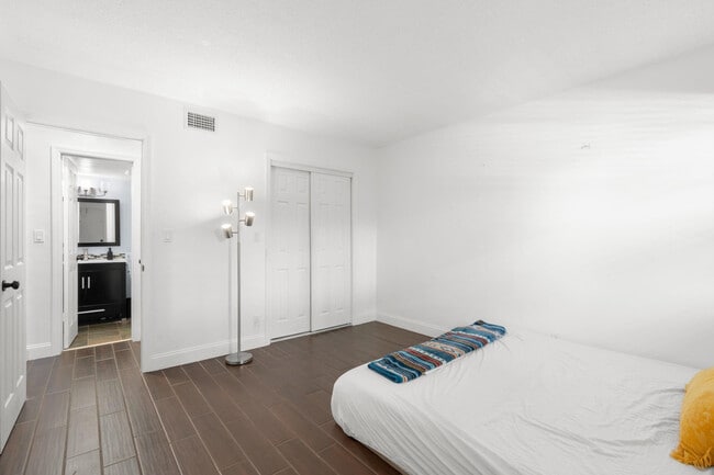 Building Photo - 1900 NE 8th Ct