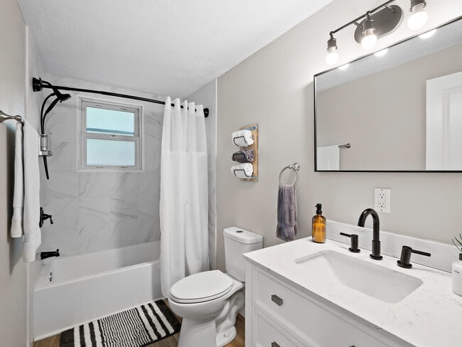 Building Photo - 7525 Lake Rd E