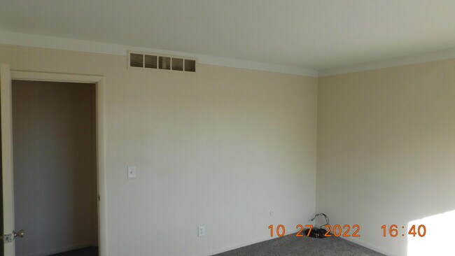 Building Photo - 490 Fox Hills Dr S