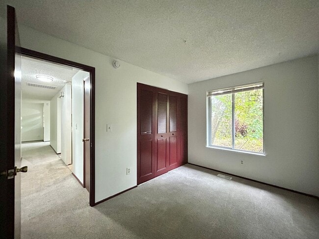 Building Photo - Bright and Open 3 Bed, 1 Bath House!