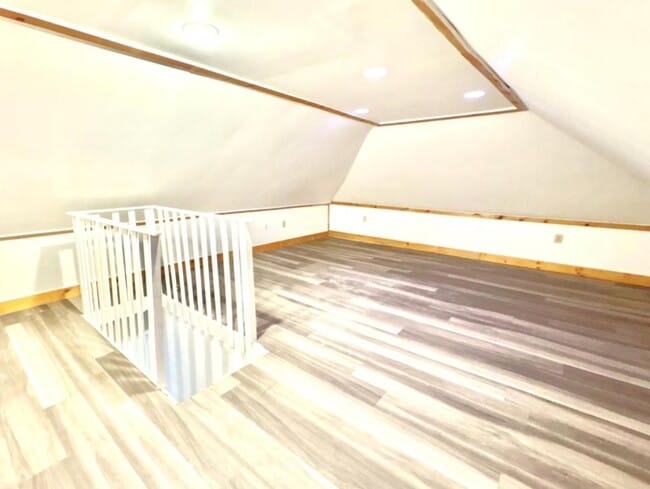 Building Photo - 7 Howe St