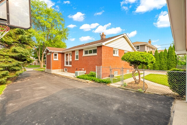 Building Photo - 1500 Mandel Ave