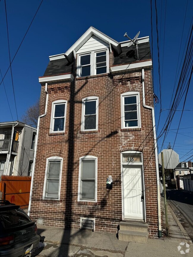 Building Photo - Remodeled LARGE FOUR BEDROOM End of Row