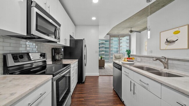 Building Photo - 5925 Almeda Rd