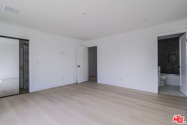 Building Photo - 11812 1/2 Gilmore St