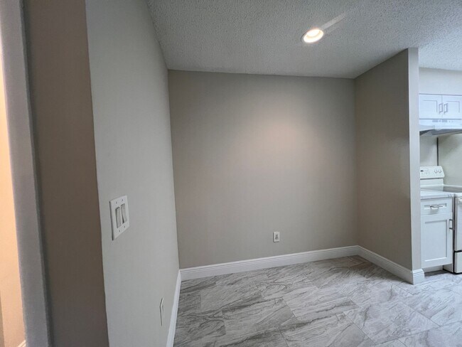 Building Photo - Remodeled First Floor Beauty!