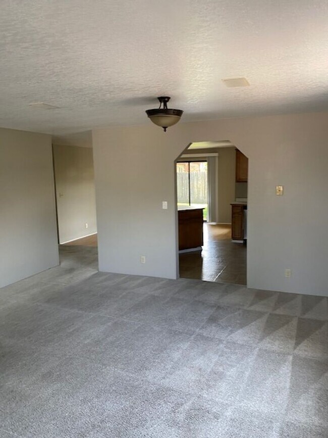 Building Photo - SINGLE LEVEL 3 BEDROOM HOME, FENCED IN YARD