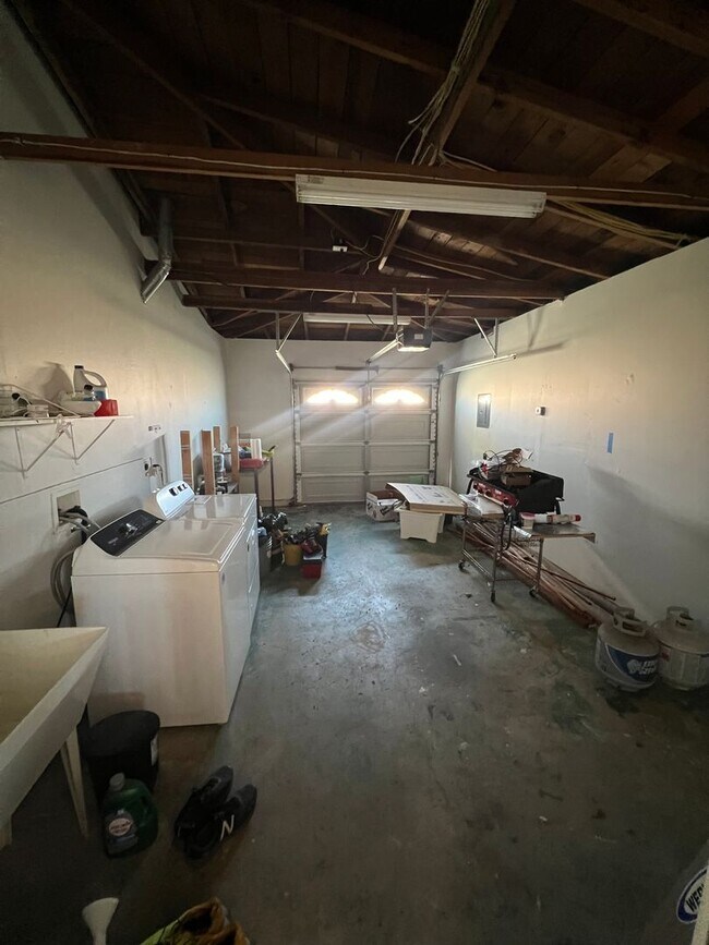 Building Photo - Home minutes from the beach