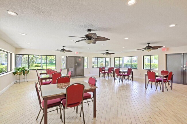 Building Photo - 6495 Chasewood Dr