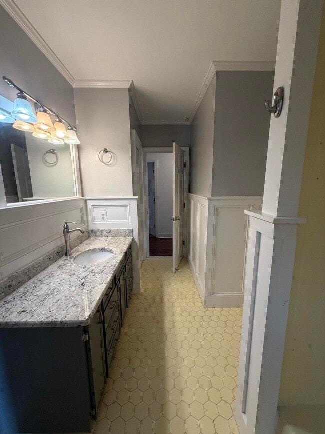 Building Photo - 115 Adams Ave