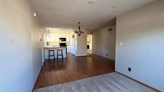 Building Photo - 672 Swallow Dr