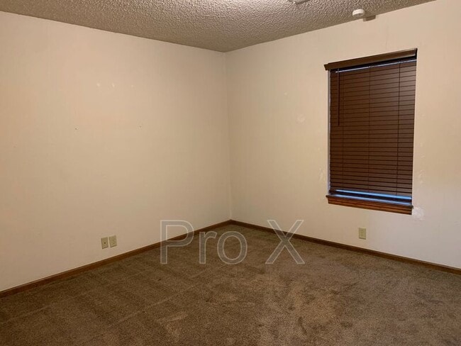 Building Photo - 423 W Elk St