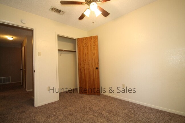 Building Photo - Country Trails Three Bedroom