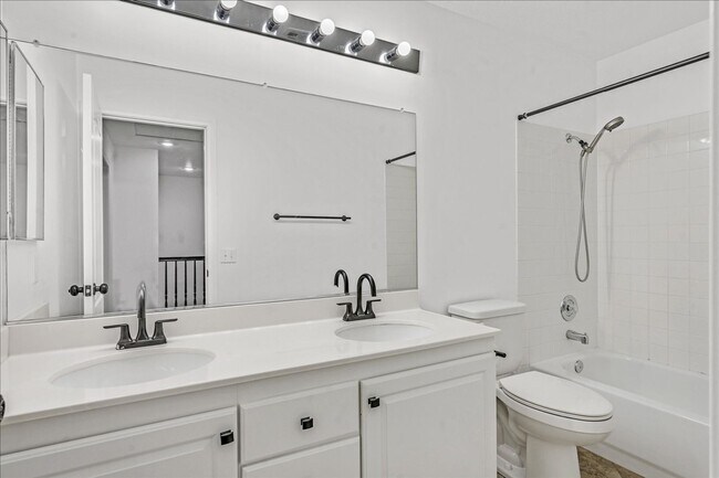 Building Photo - Desirable 4 Bedroom Home with Pool near Summerlin!