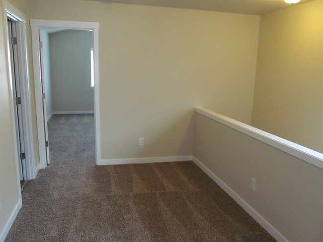 Building Photo - 3 Bed 2.5 Bath  Townhome Near Vancouver Ma...