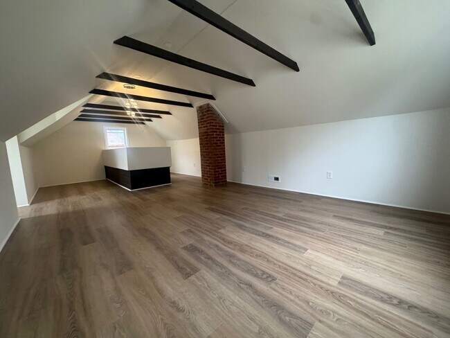 Building Photo - Charming 3-Bedroom Property in Prime Location