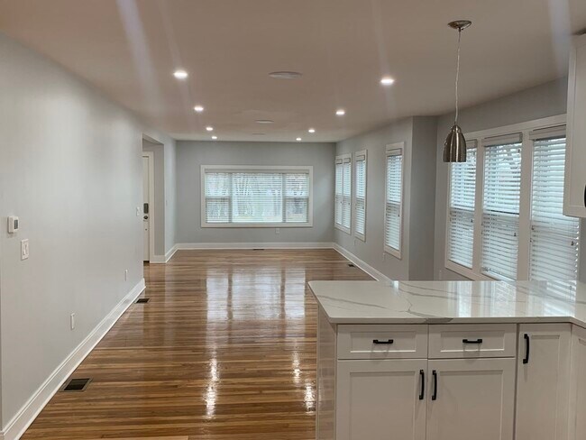 Building Photo - 115 Shore Dr