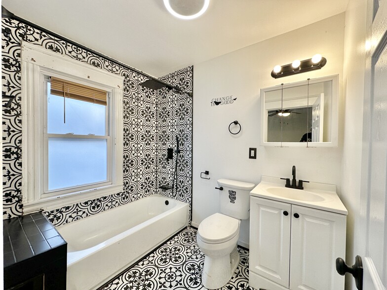 Building Photo - 519 S River St