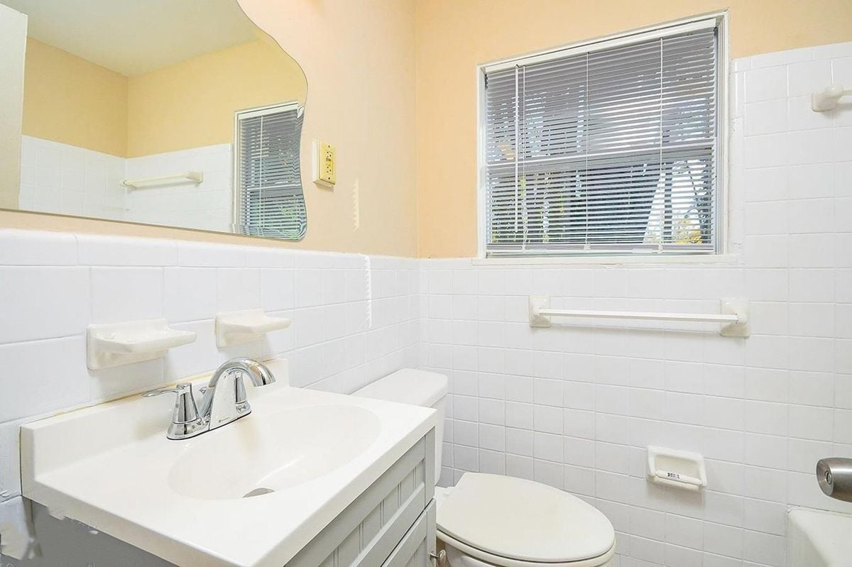 Building Photo - 185 Oak Dr SW