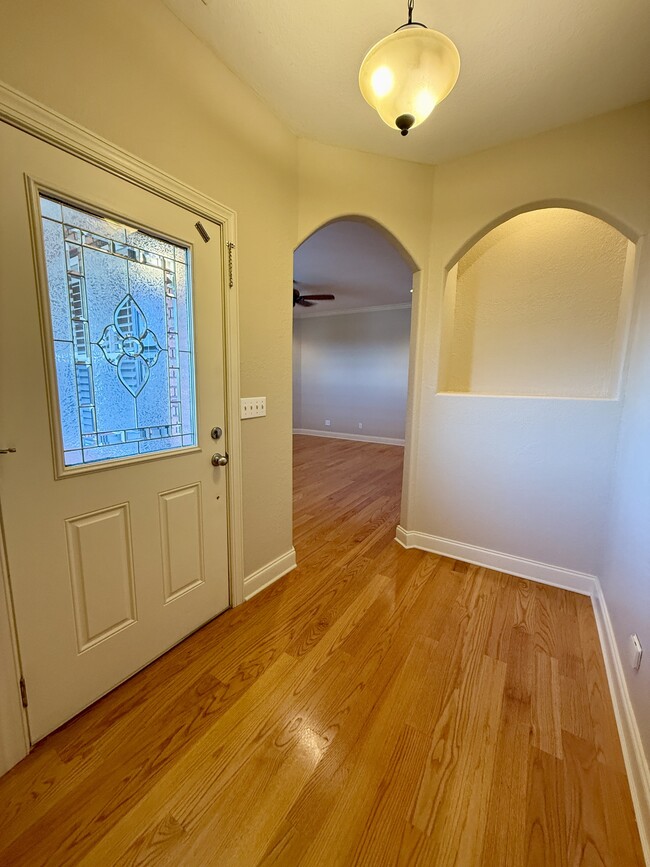 Building Photo - 421 Amberland Ln