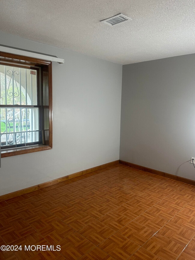 Building Photo - 31 Pettit Ave