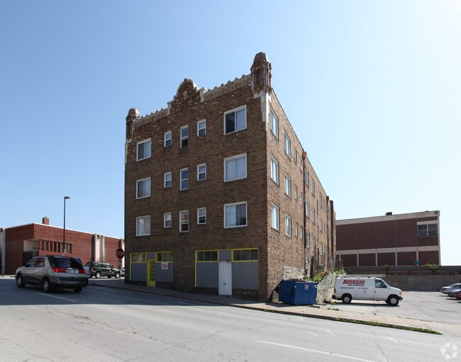 Building Photo - Wiltshire Apartments