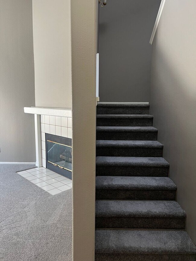 Building Photo - 3 Bedroom 2 Bathroom Townhome for Rent in Palmdale