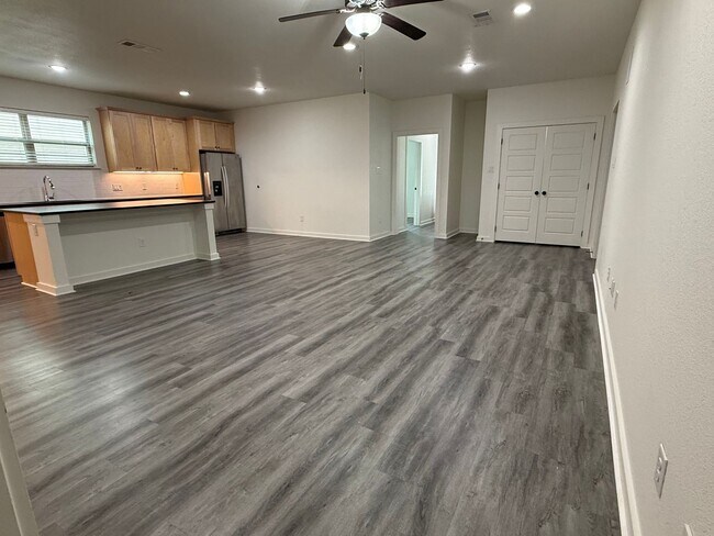 Building Photo - * MOVE IN SUMMER 6/19/2027 * 5 Bed 5.5 Bat...