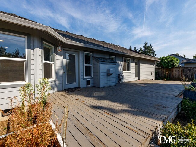 Building Photo - Charming Home Backing to Greenbelt, Near Lacamas Lake and Local Amenities